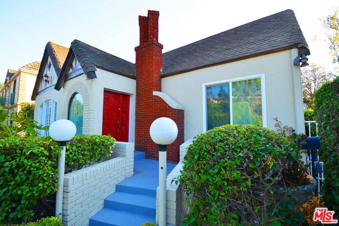 This light and bright 3bed/2bath Brentwood home in a fantastic location north of San Vicente Blvd