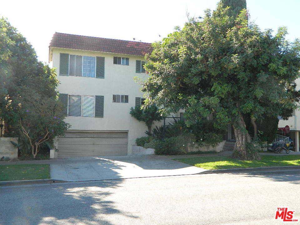 Extremely well maintained 10 unit multifamily complex in prime Santa Monica location