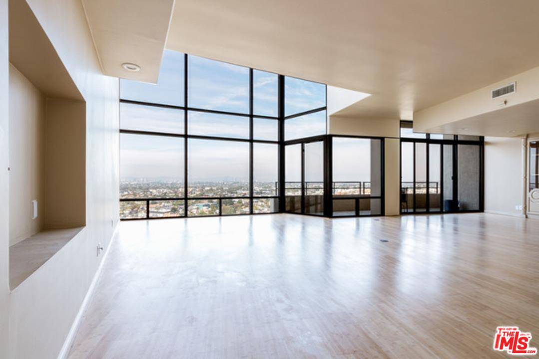 Spectacular two-story penthouse with Amazing panoramic city and mountain views