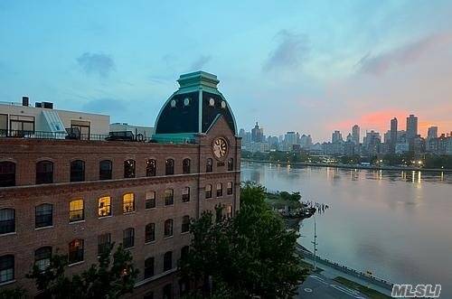 Spacious 2Br Corner Unit Perched On The 5th Floor With Stunning Manhattan Views And 1.