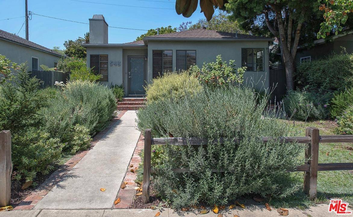 Beautifully landscaped front and back yards in great Venice location