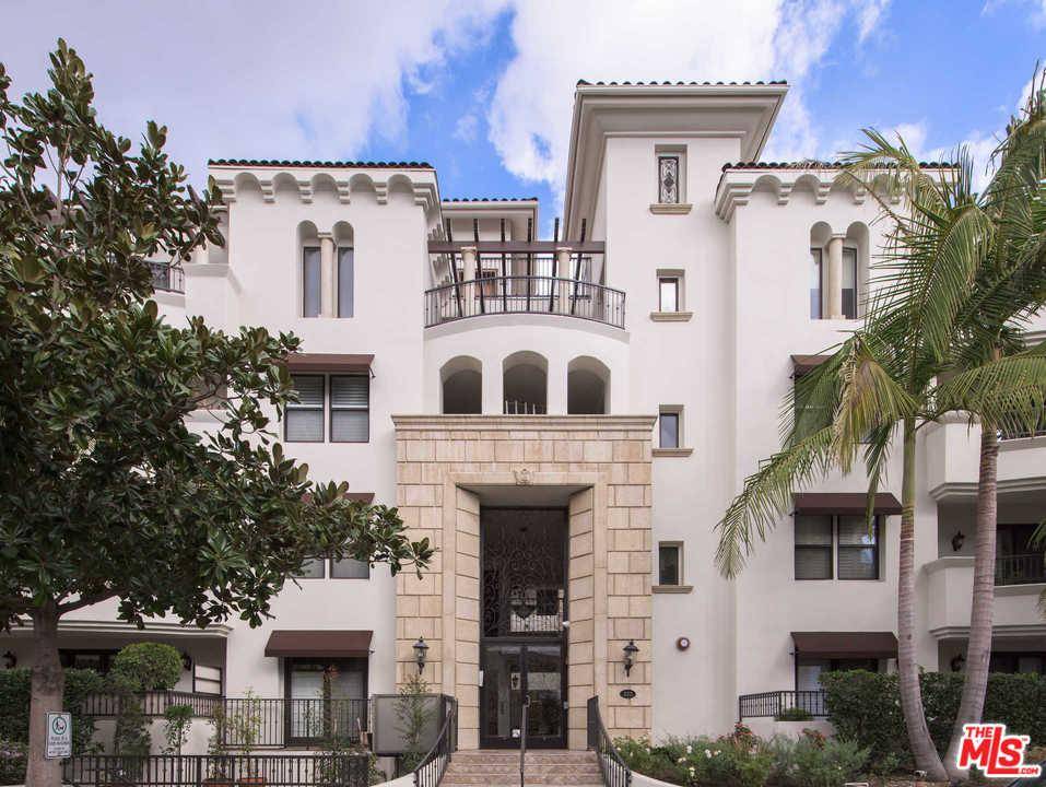 Gorgeous updated condominium in a newer building located right off of the famed Robertson Blvd