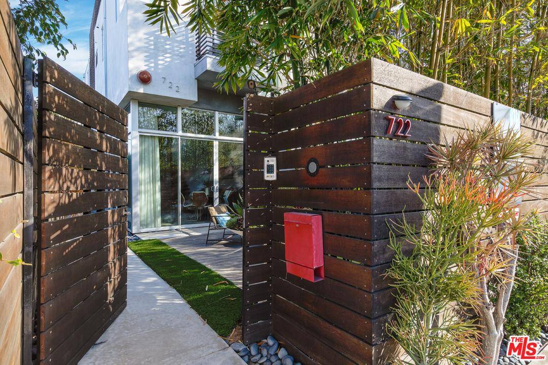 This striking architectural single family home - 3 BR Single Family Venice Los Angeles