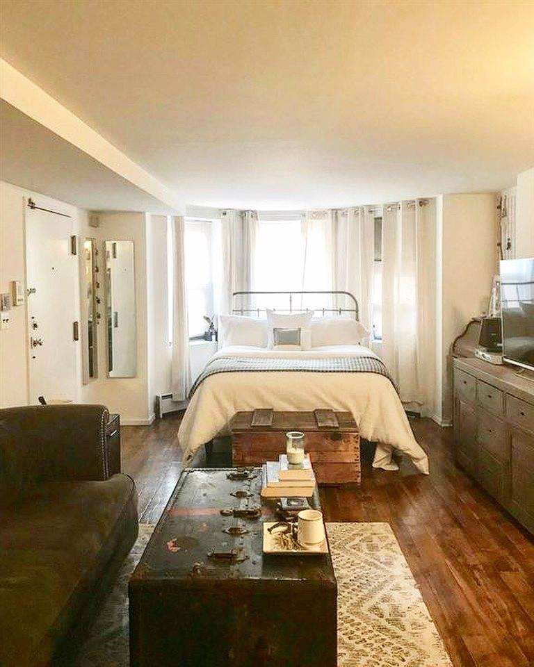 Spacious studio with private entrance on beautiful uptown Hudson Street