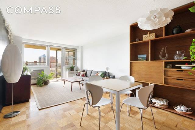 This charming one bed, one bath co op apartment presents an excellent opportunity to own a beautiful apartment in historic Brooklyn Heights.