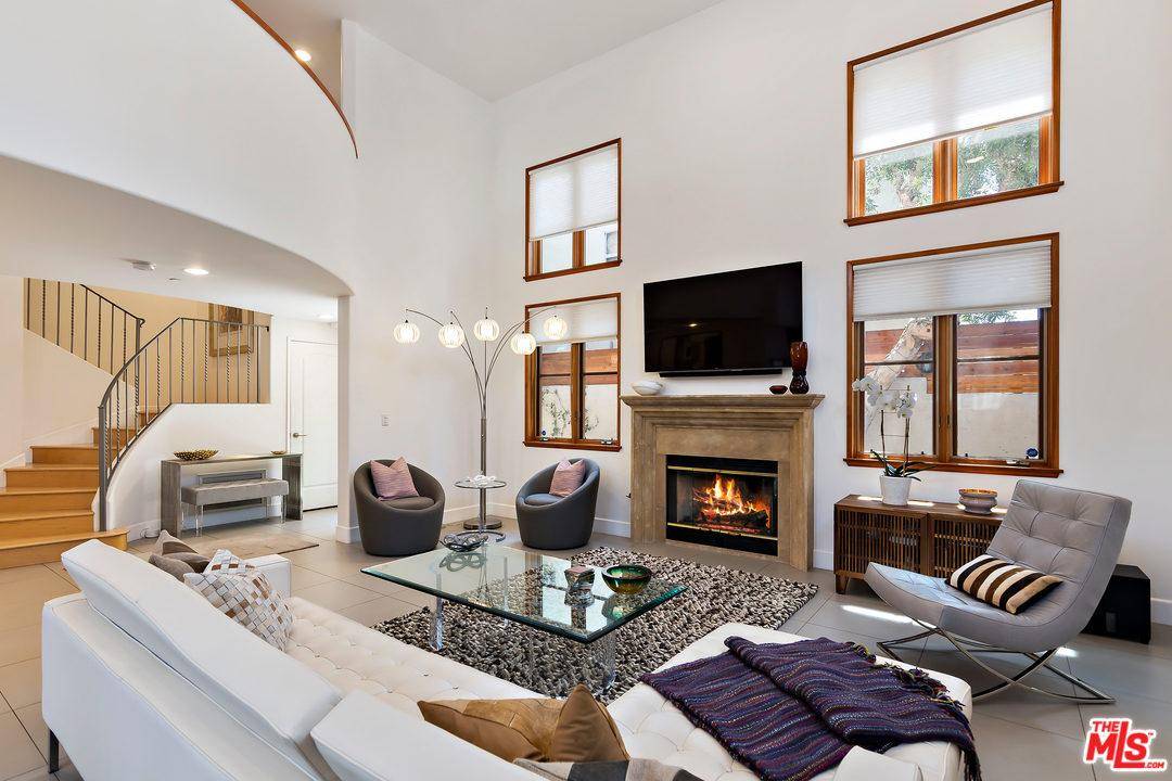 This immaculate townhome is located in prime Santa Monica