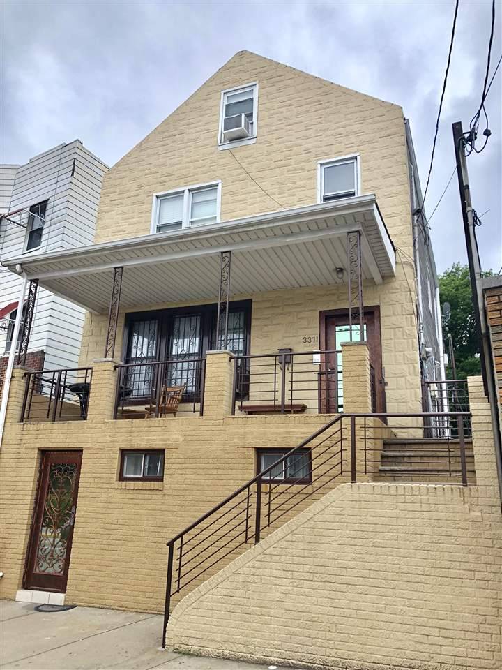 Well kept 3-bedroom & 1 bath apartment available Aug 1