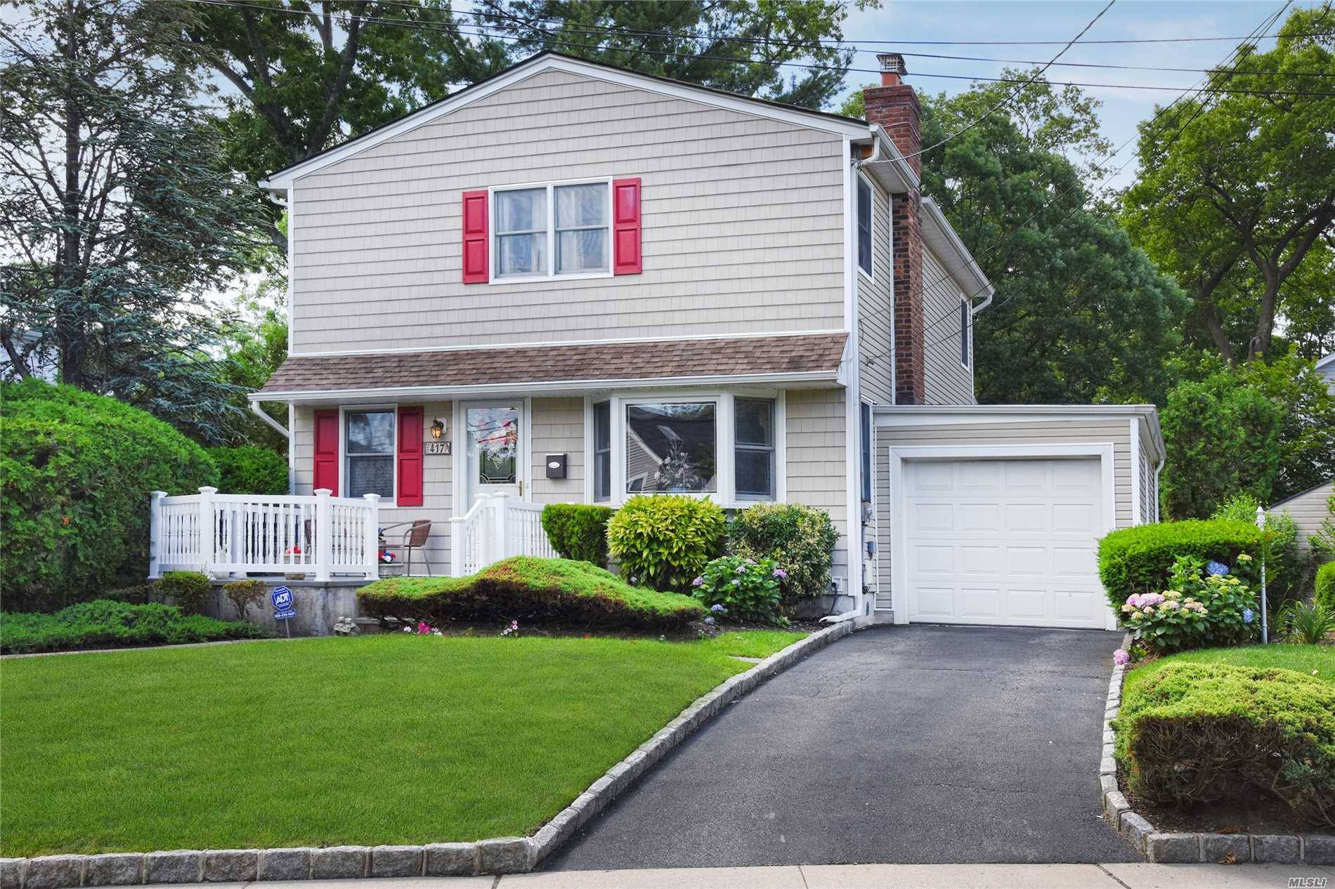 Beautiful & Spacious Colonial In Westwood Section Of Lynbrook Sd#20!