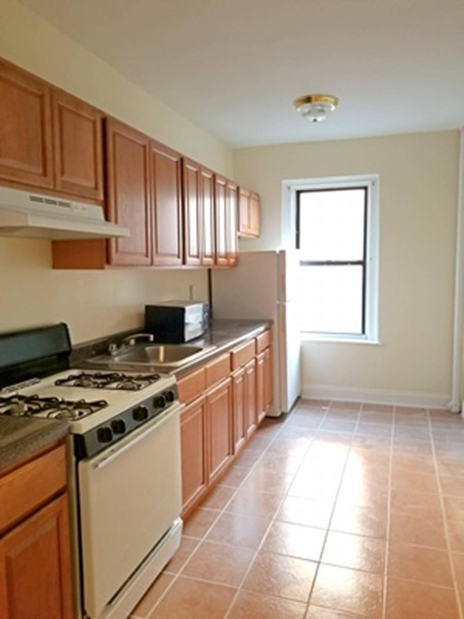 BEAUTIFUL RENOVATED 1 BEDROOMThis spectacular Renovated apartment is not only large and spacious but also features gorgeous hard wood floors, a large living room, king sized bed room, modern kitchen ...