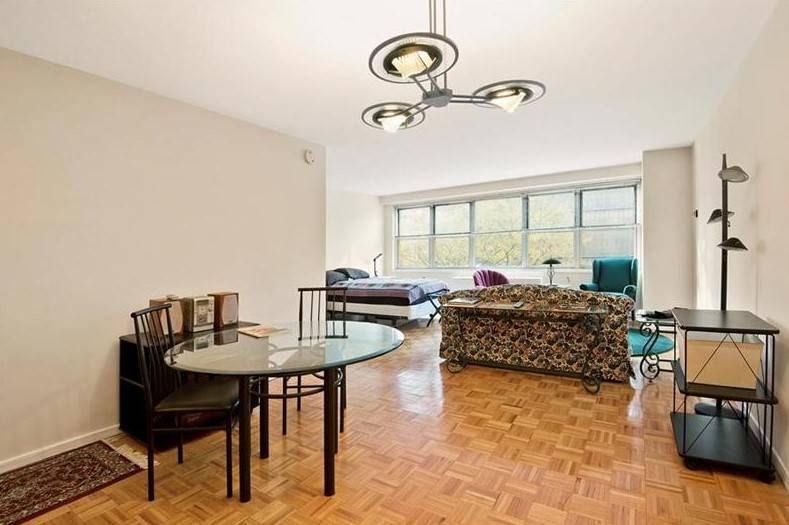 NO FEE!! Great Share 2br in Doorman building near Central Park!