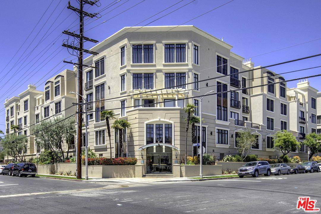Welcome to this lovely & very rare 3rd Floor - 2 BR Condo Brentwood Los Angeles