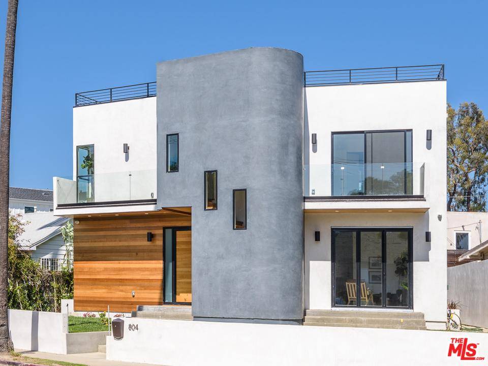 Live the Venice lifestyle at its finest - 5 BR Single Family Venice Los Angeles