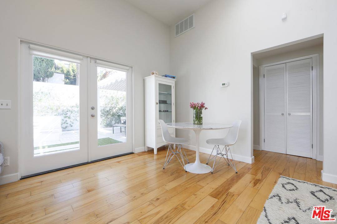 SHORT TERM FURNISHED SUMMER RENTAL - 1 BR Single Family Beverly Grove Los Angeles