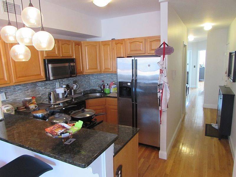 Beautiful 2 bedroom/2 full bath condo apartment on 2nd & Willow Avenue