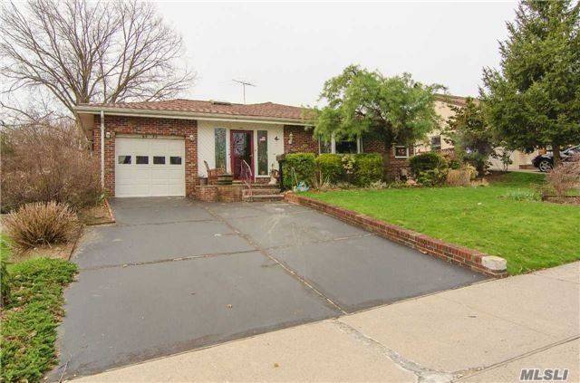 Lovely Ranch In The Royal Ranch Area Of Glen Oaks Queens.