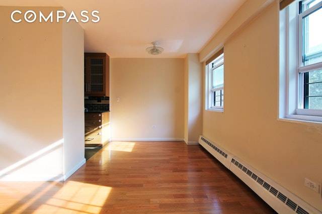 Sprawling Fort Greene Home with Exclusive Parking Space This lovely sun drenched 2BD 2BA apartment faces west, guaranteeing the best exposure.