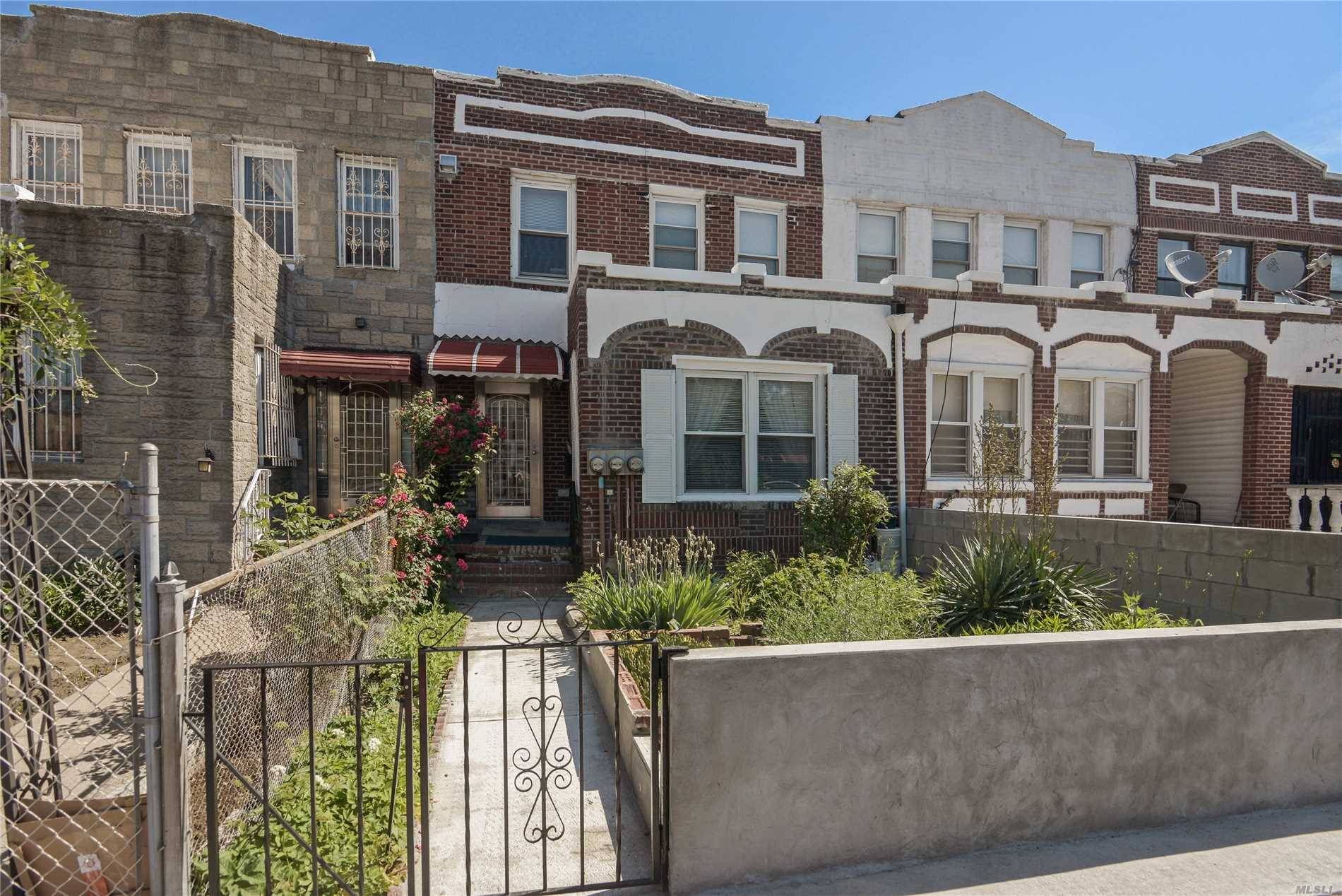 Family Brick-Faced Townhouse In The Heart Of Woodside.