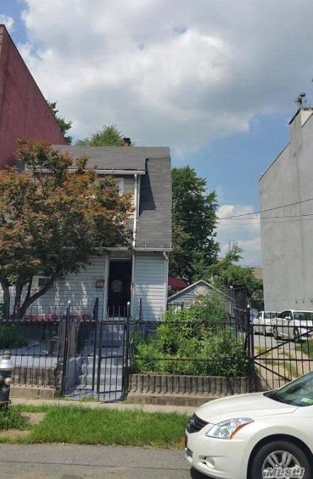 One Family House With Five Bedrooms And Two Full Bathrooms, Two Blocks From The Subway Station.