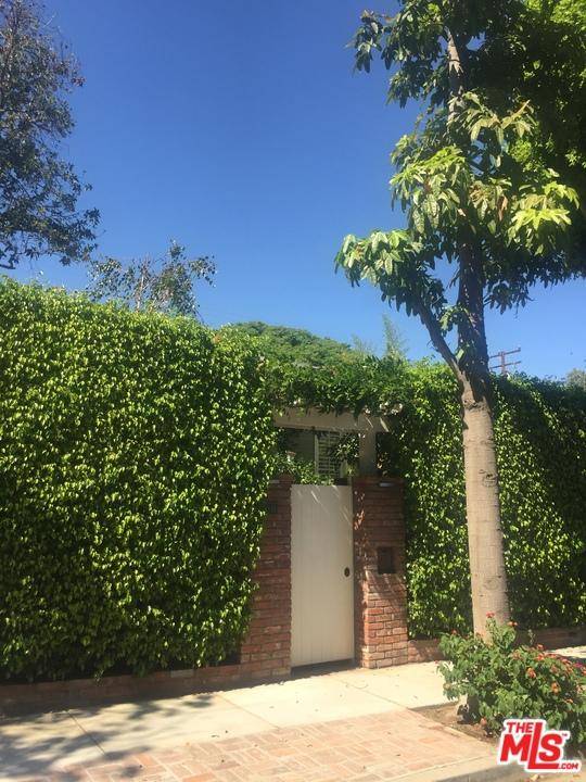 Hidden behind a lush privacy hedge - 2 BR Single Family Beverly Hills Flats Los Angeles