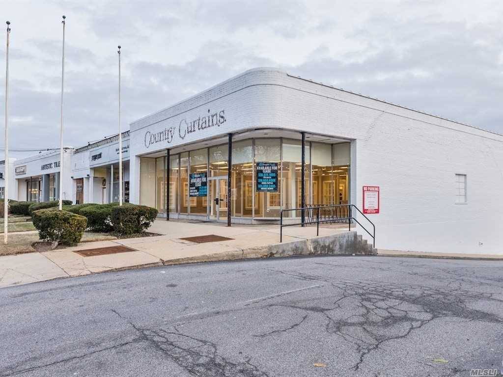 Manhasset. Perfect Retail Space On The Famed Miracle Mile, Corner Property This 3000 Sq Ft Space Has Parking Access To All Transportation.
