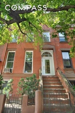 Feel like you've found Carroll Gardens' best kept secret in this cheery 1 bedroom plus office apartment, encompassing the entire second floor in a lovely brick townhouse.
