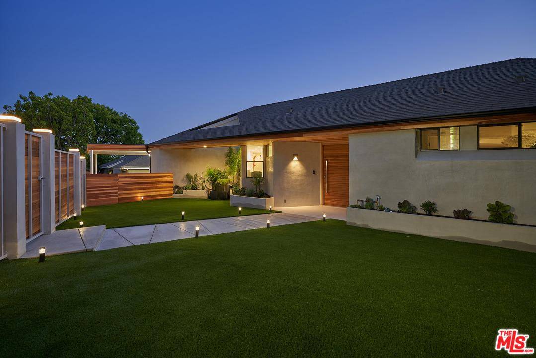 A sleek Modern courtyard invites us - 3 BR Single Family Brentwood Los Angeles