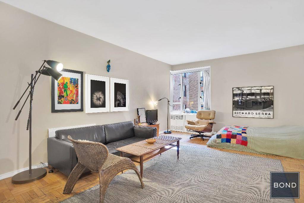 Rare to market ! This jewel of a studio is perfectly situated for enjoying everything that landmark Brooklyn Heights offers in a building with very little turnover.