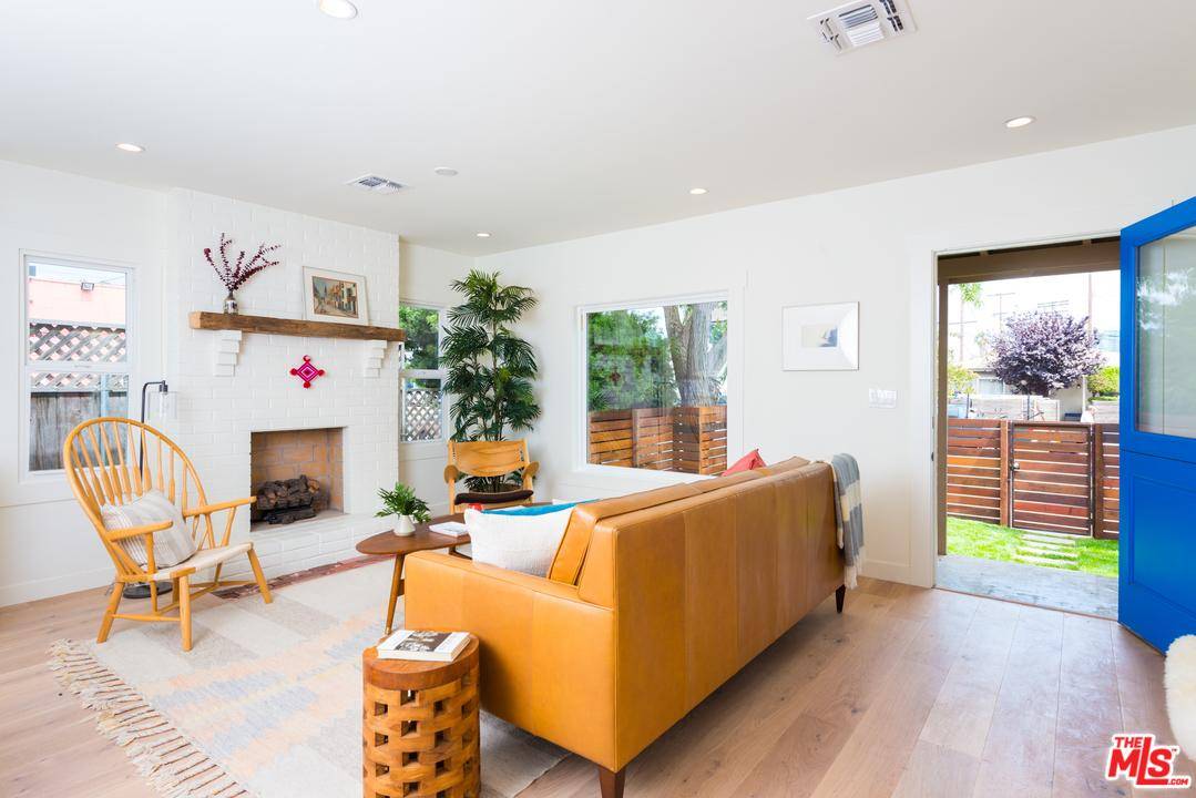 This completely remodeled President's Row charmer is situated in one of the best pockets of Venice