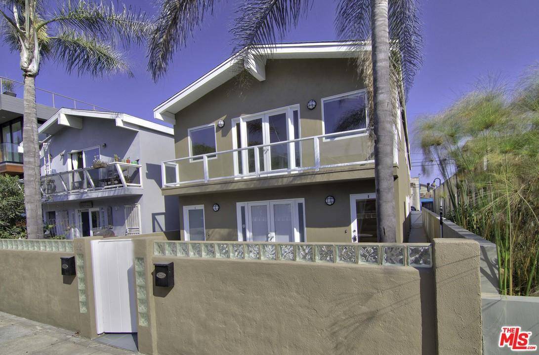 Venice Beach top floor of duplex only a few yards from the sand and on a quite walk street