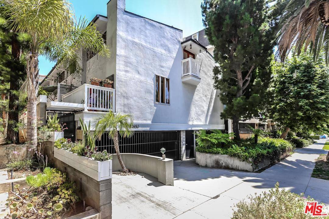 GORGEOUS TWO-STORY TOWNHOME IN PRIME BRENTWOOD - 2 BR Condo Brentwood Los Angeles