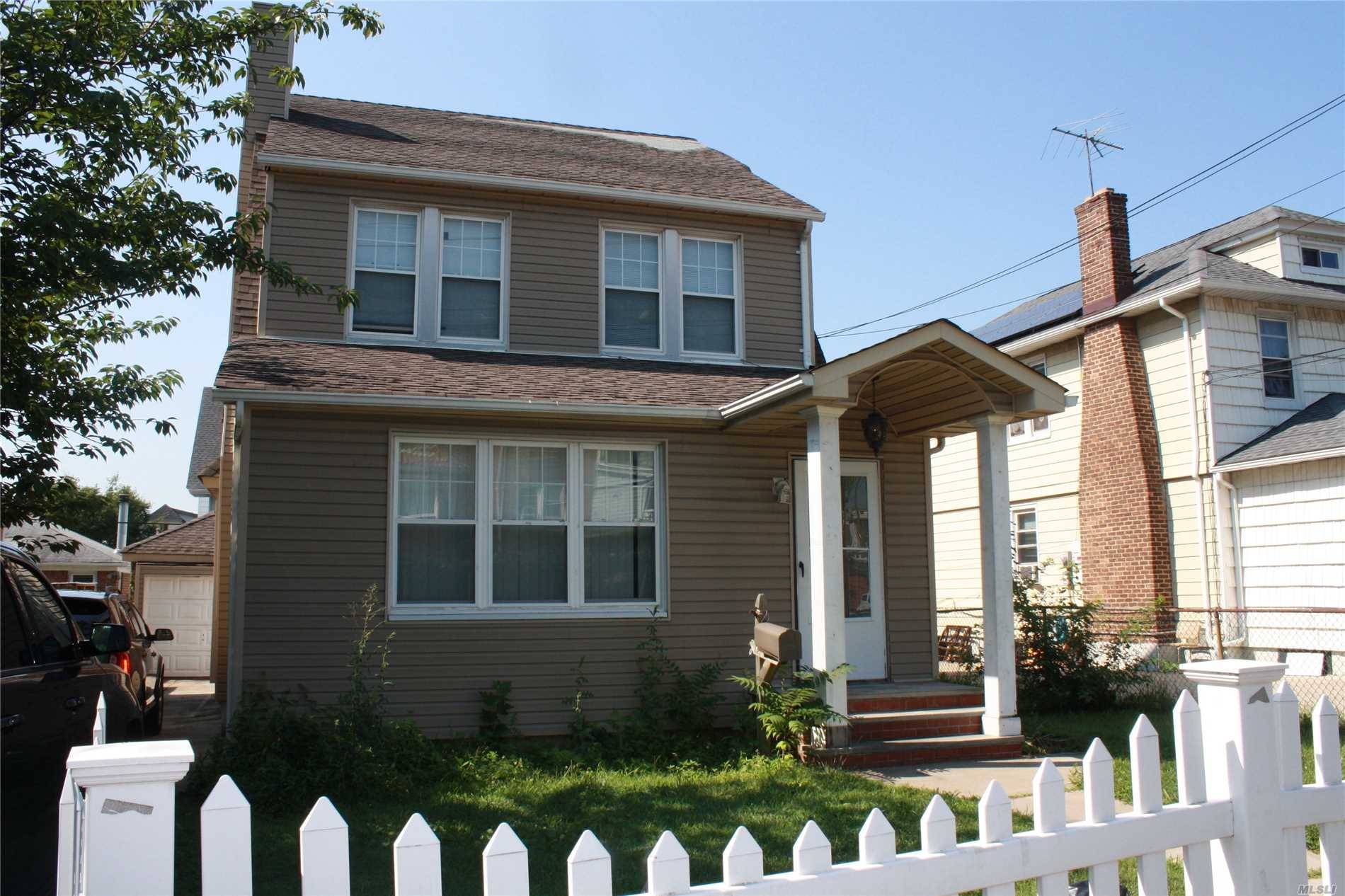This Single Family House Is  Located In The Prime Flushing  Area Located Near Kissena Park, Schools And Transportation (Q26, 27 And Q65 Buses).