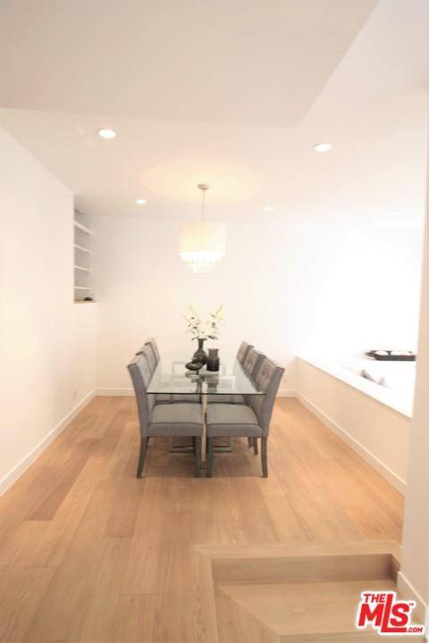 Luxurious Designer Corner Unit Town-home (Quiet and off of Barrington Ave) in the heart of Brentwood