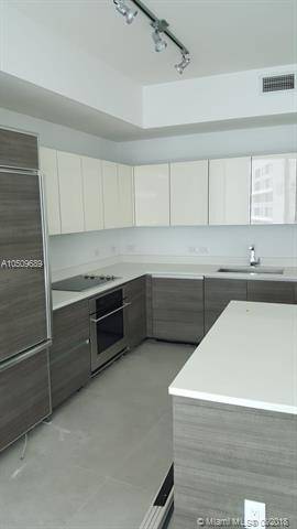 This modern 2 bed/ 2 bath located in the center of Brickell