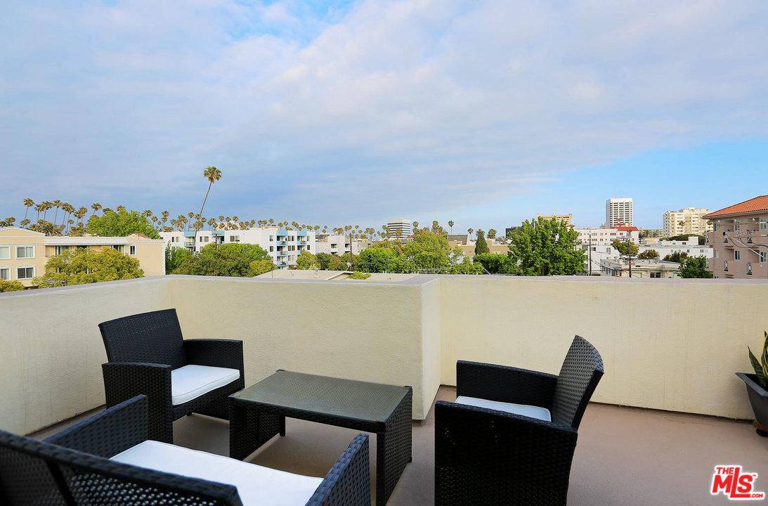 Just a few blocks from Montana Avenue and the world famous Santa Monica beach sits this luxurious townhome