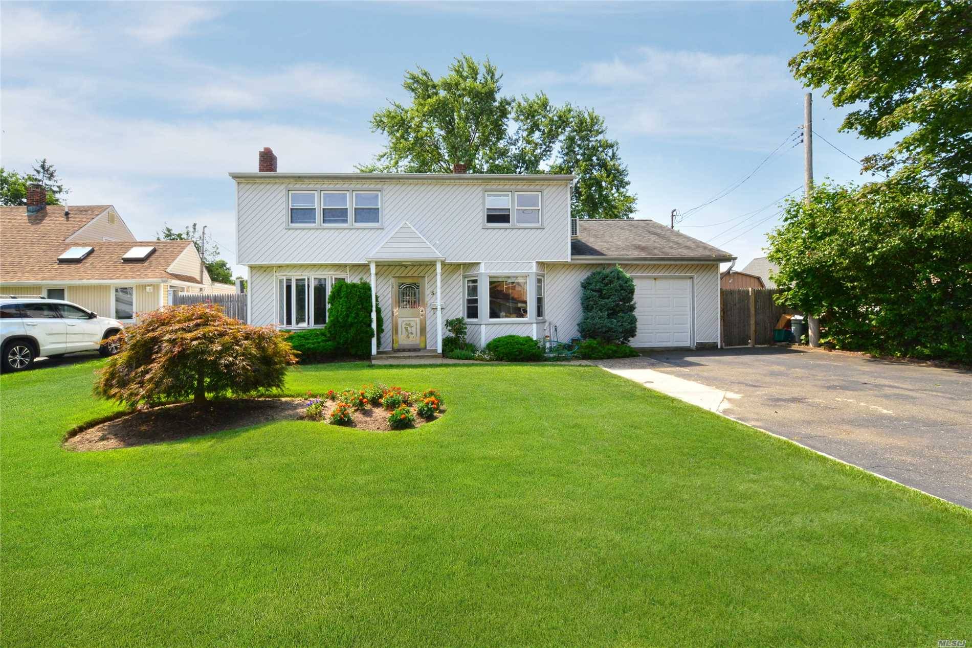 Beautifully Maintained 3 Br Colonial In Levittown.