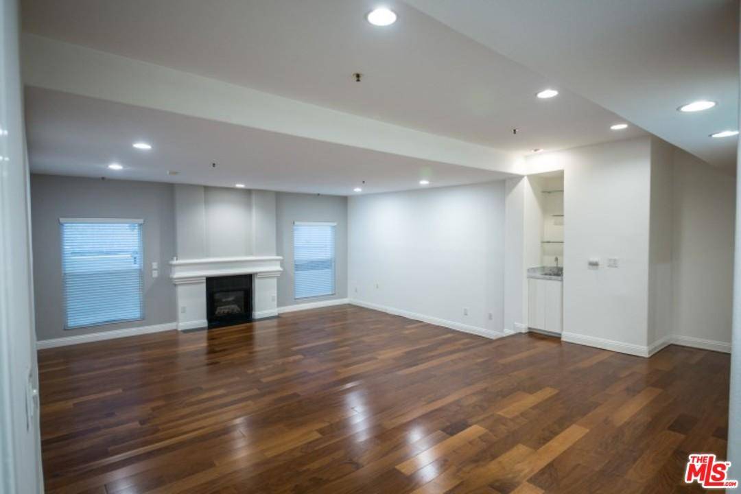 Beautiful and spacious at 1 - 2 BR Condo Brentwood Los Angeles