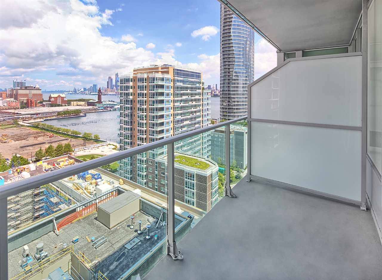 Beautiful 2 bed 2 bath unit featuring amazing NYC and Hudson River views