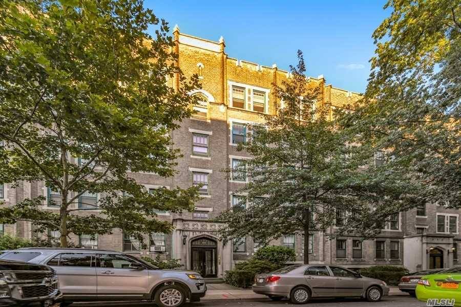 Rare Opportunity On The District Area Of Jackson Heights.