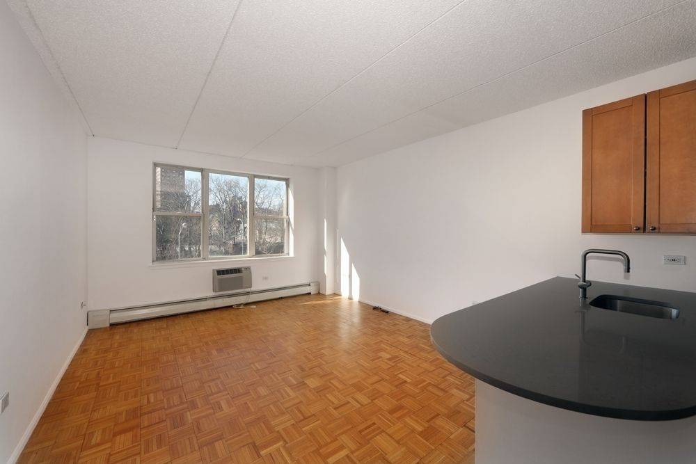 One Bedroom Apartment Rental In Laundry & Elevator Building By East Houston