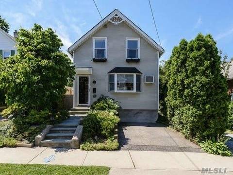 The Perfect Rental; A Bright And Clean Colonial In The Middle Of Charming Downtown Oyster Bay!