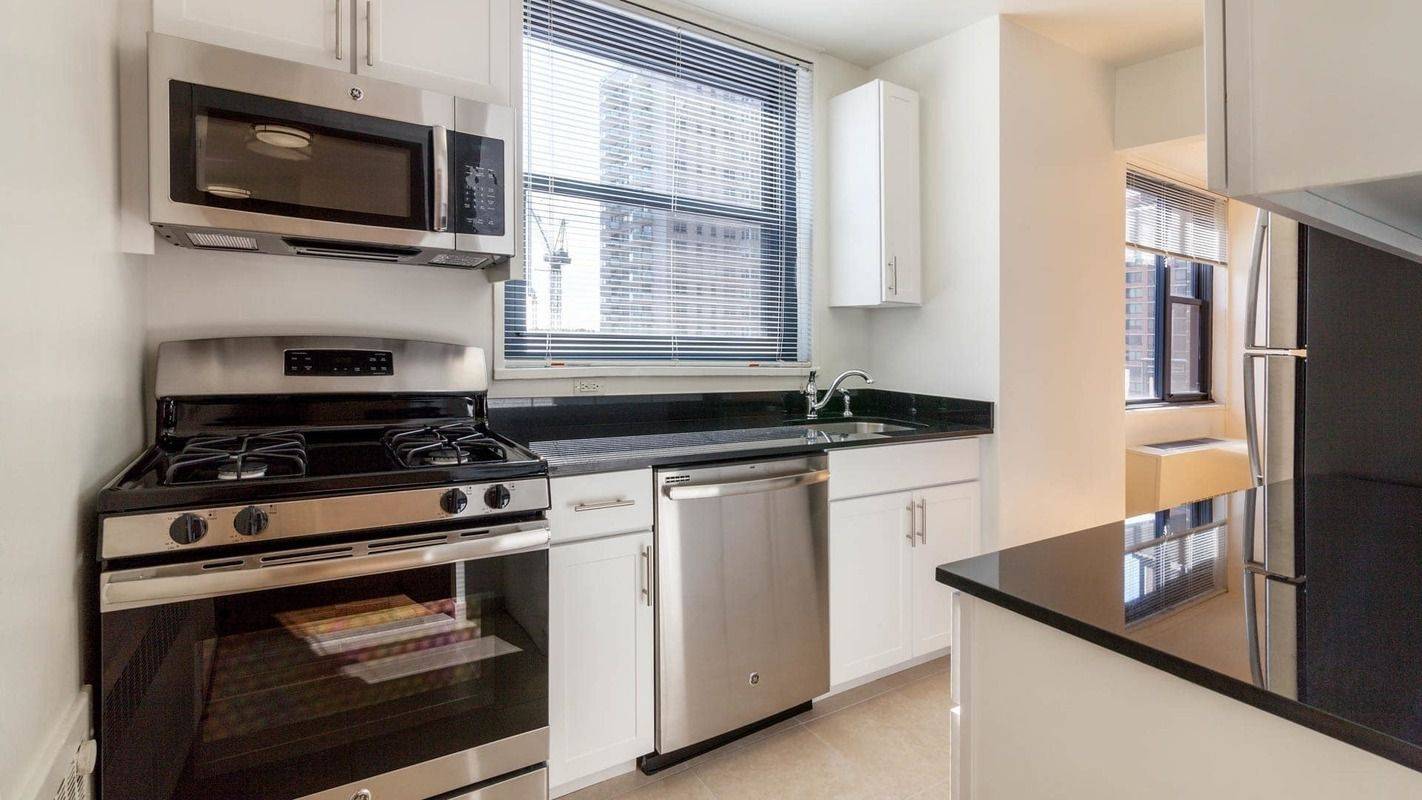 Amazing Two Bedroom **Private Balcony** Murray Hill