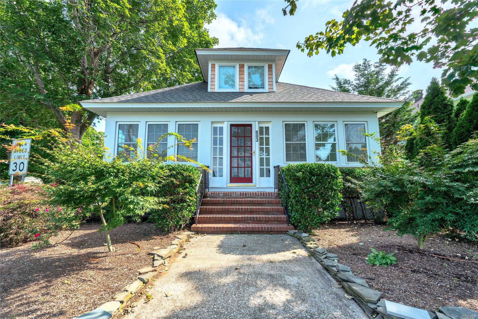 Newly Renovated And Beautifully Decorated Craftsman Cottage Located Near The Heart Of Greenport.
