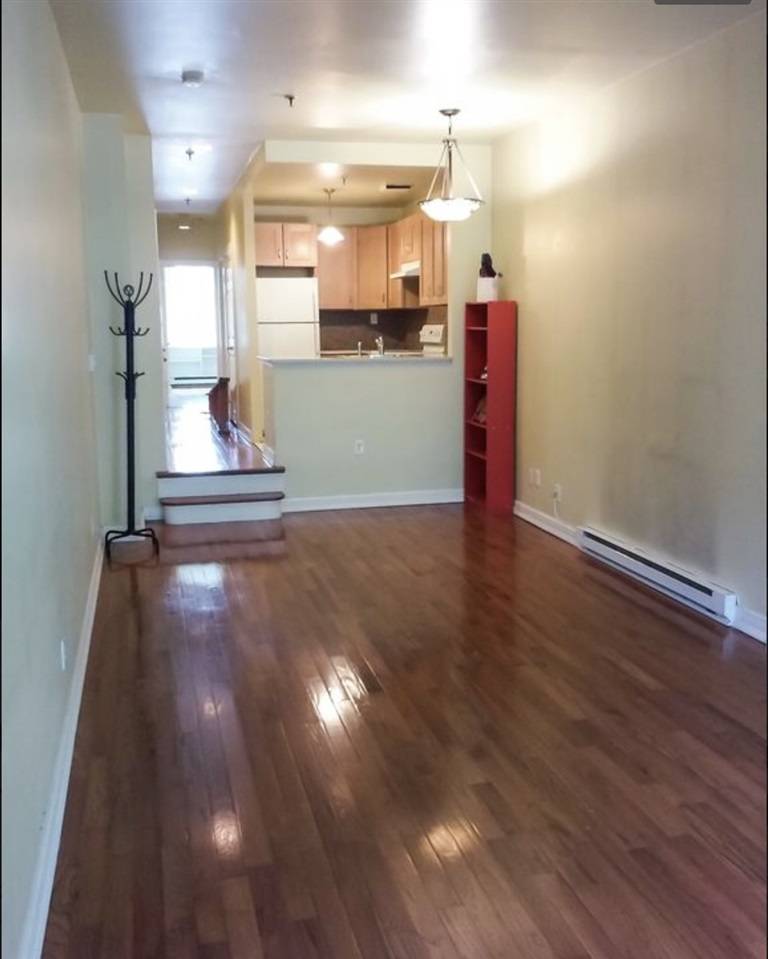 Spacious 700 sq ft downtown 1 bed/1 bath condo apartment features gorgeous hardwood floors throughout