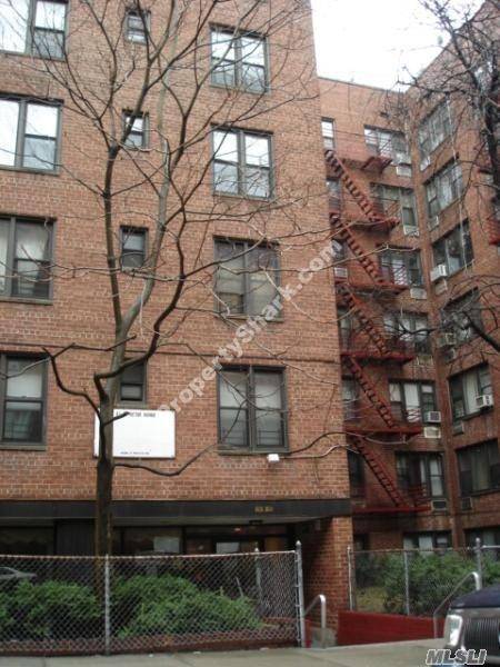 Bright, Large 2 Bedroom Apartment In The Heart Of Elmhurst.