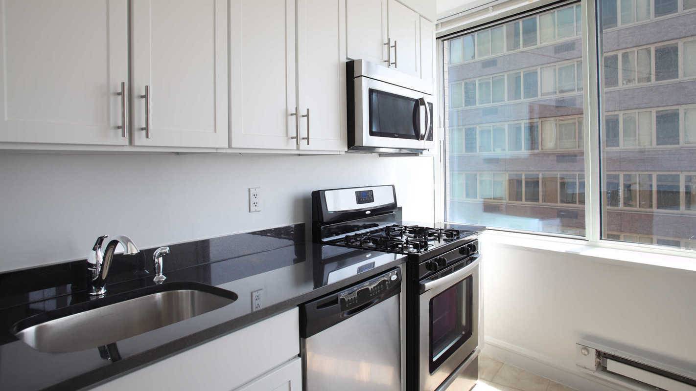 Beautiful 1 bedroom **NO FEE**CITY VIEWS**GARAGE PARKING**IN UNIT WASHER/DRYER**ATTENDED LOBBY**Lincoln Square