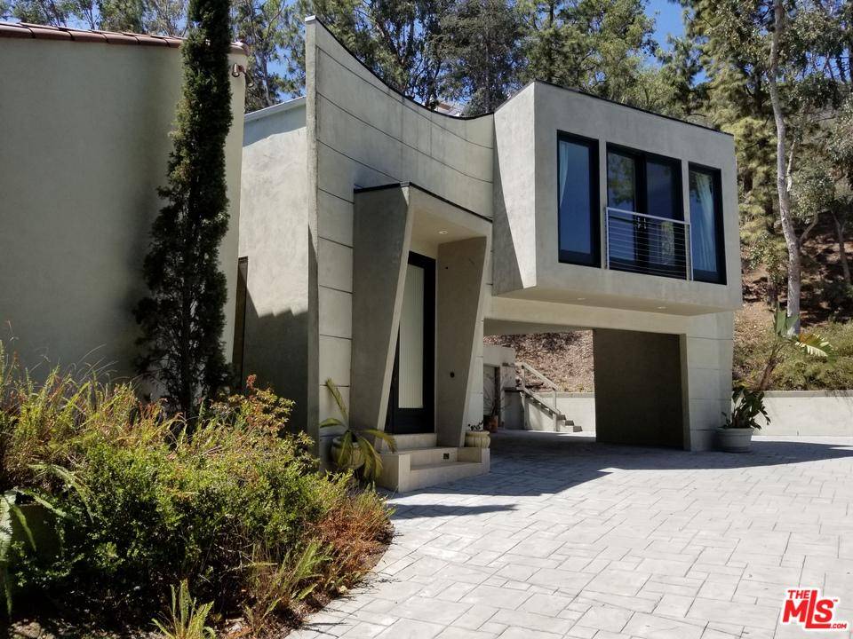 Gated and private this architecturally designed home sits at the end of a very quiet cul-de-sac in Beverly Hills