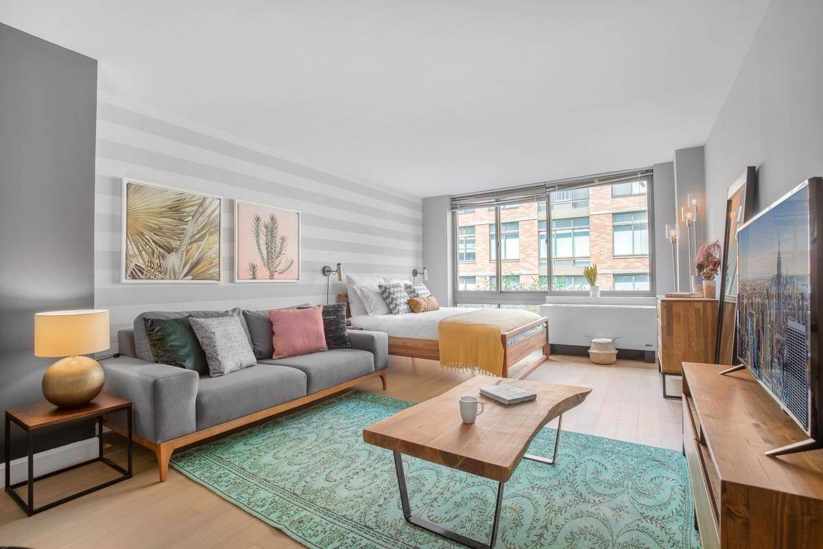 No Fee! This beautifully furnished studio located in Chelsea
