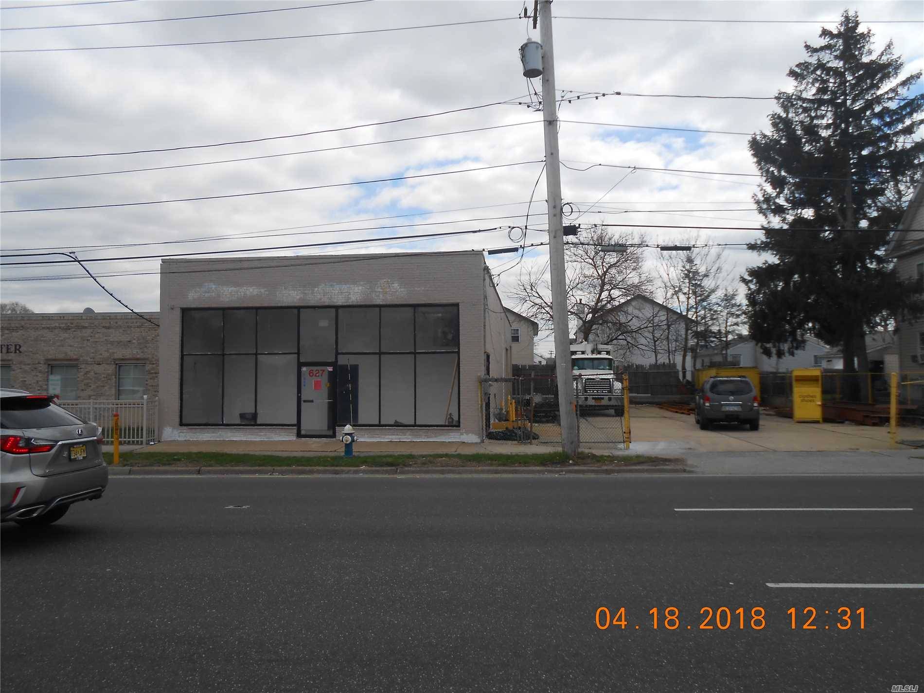Retail building, 2, 700 sq ft showroom building w warehouse, plus 4, 000 sq ft parking lot included, Zoned Class B, Great for user requiring high exposure, 80 x100 property, ...