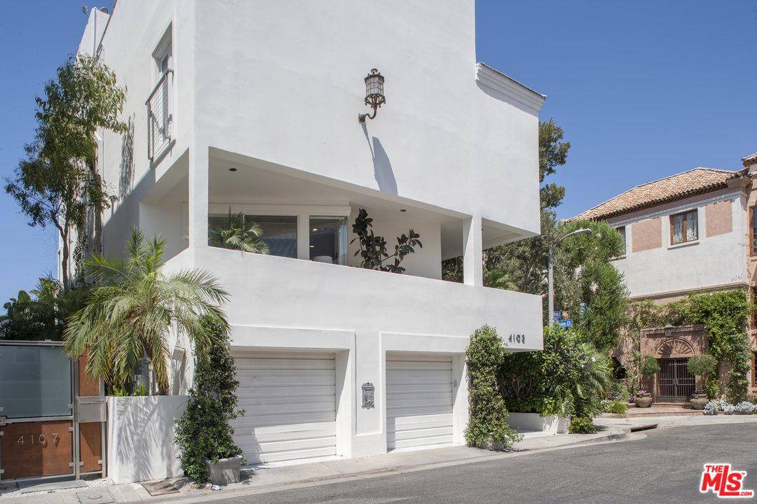 Stunning waterfront modern on sought-after corner lot on Marina Del Rey's coveted Silver Strand