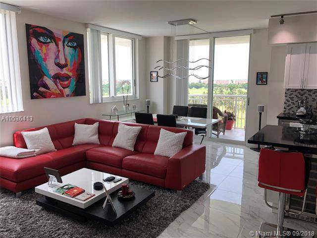 Beautifully renovated apartment overlooking the Diplomat Golf Course
